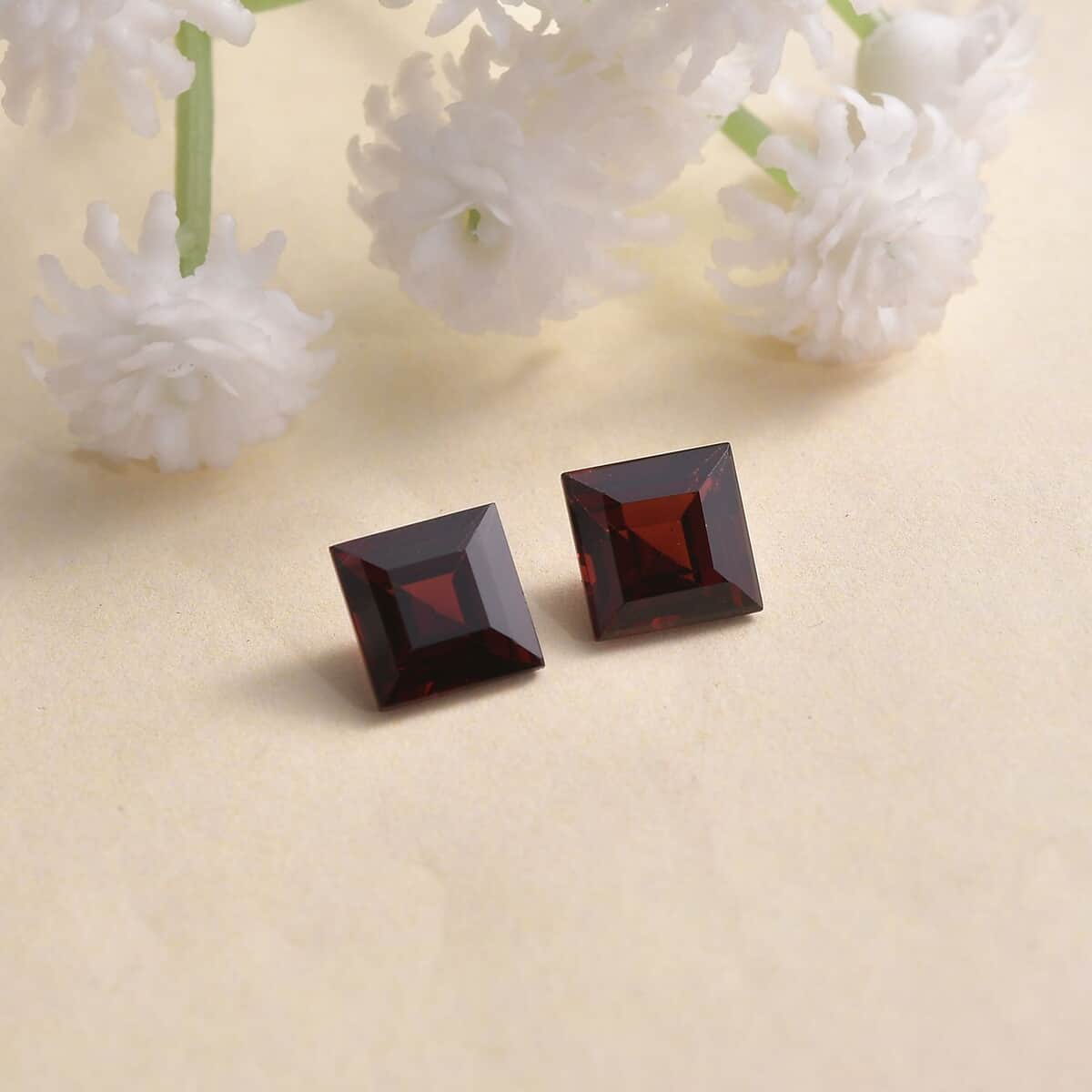 AA Mozambique Garnet Set of 2 (Sqr 7 mm) 3.86 ctw Loose gemstone image number 1