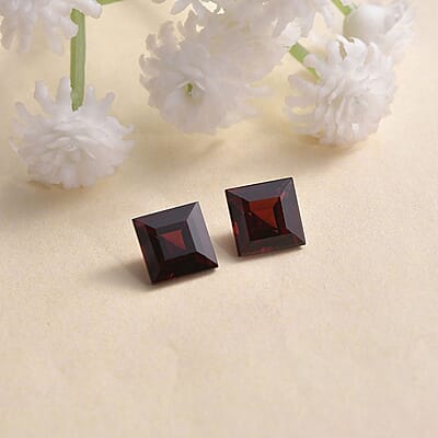 AA Mozambique Garnet Set of 2 (Sqr 7 mm) 3.86 ctw Loose gemstone
