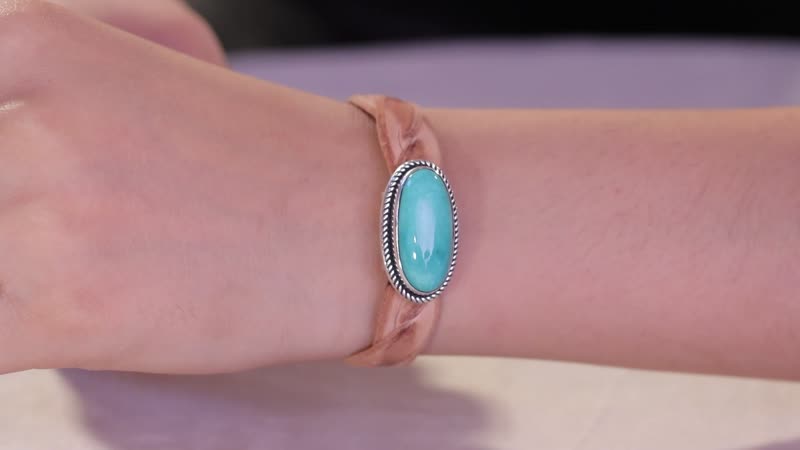 Artisan Crafted Sierra Nevada Turquoise Leather Cord Bracelet in Sterling Silver (7.25-8.50In) 14.50 ctw