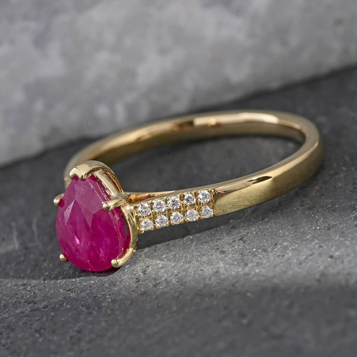 Certified & Appraised Iliana 18K Yellow Gold AAAA Mozambique Ruby, Diamond (G-H, SI) Ring (Size 10.0) 2.15 ctw image number 1