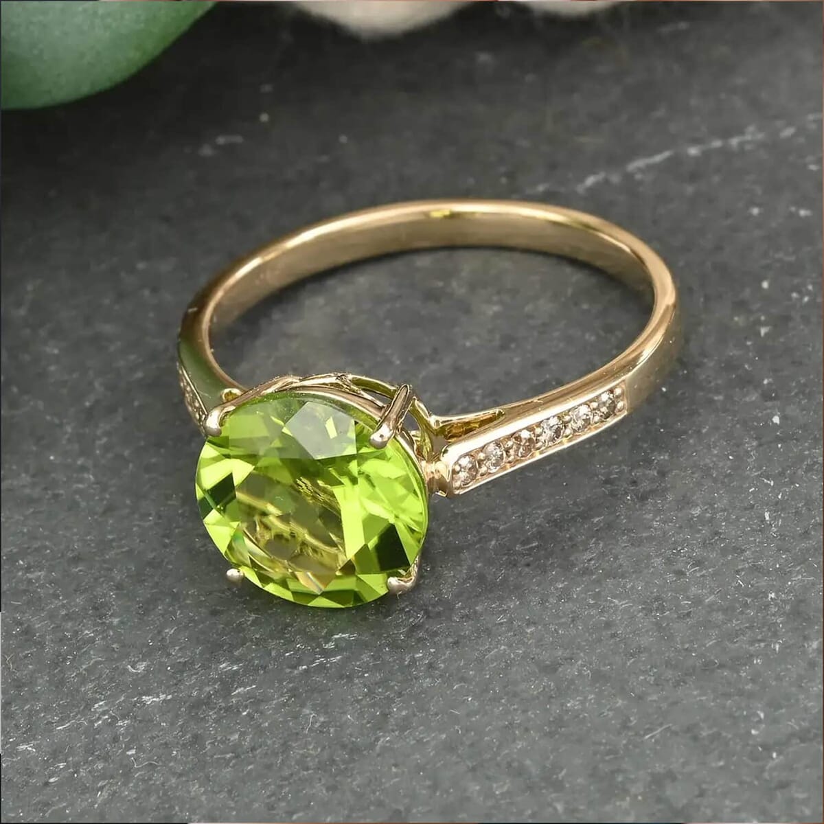 Certified and Appraised Luxoro AAA Peridot and I1 Diamond 4.20 ctw Ring in 10K Yellow Gold (Size 4.5) image number 1