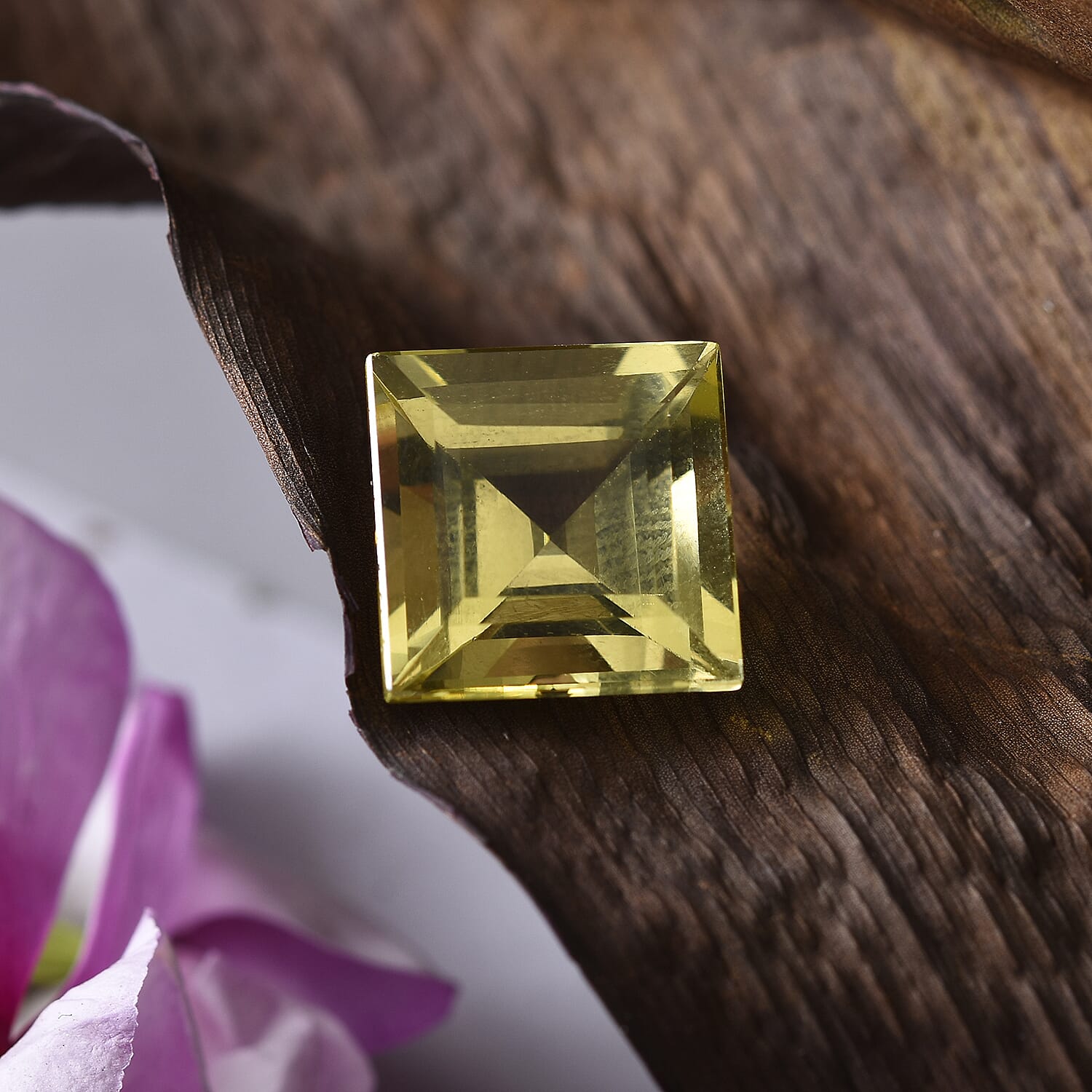 AA Brazilian Green Gold Quartz (Sqr 12 mm) 7.36 ctw