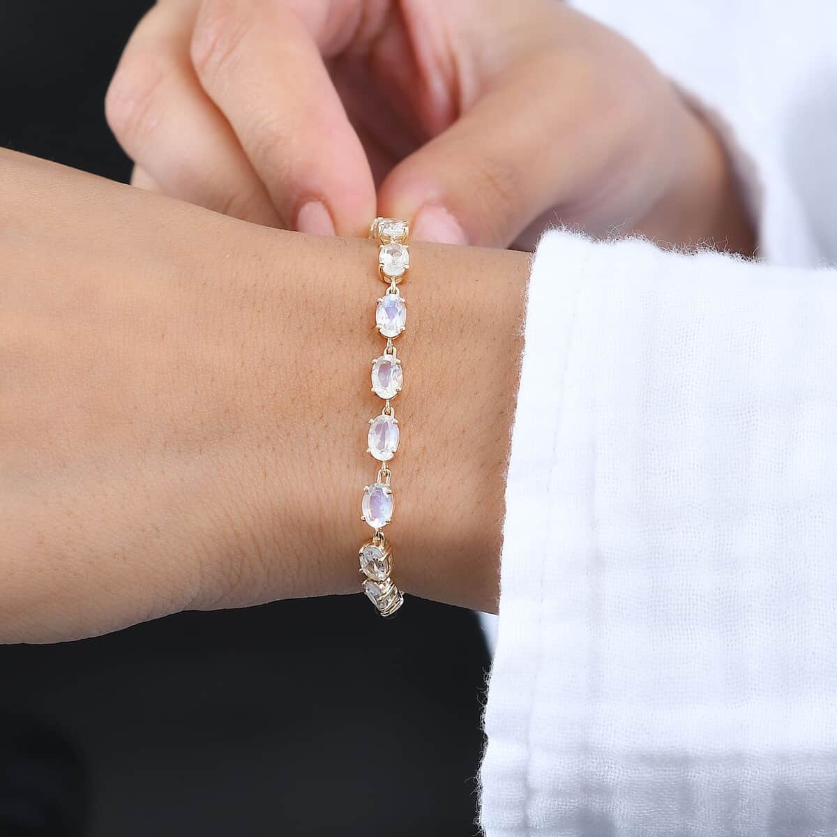 Luxoro 10K Yellow Gold AAAA Moon Glow Moonstone Bracelet (7.25 In) 4.70 Grams 7.75 ctw image number 2