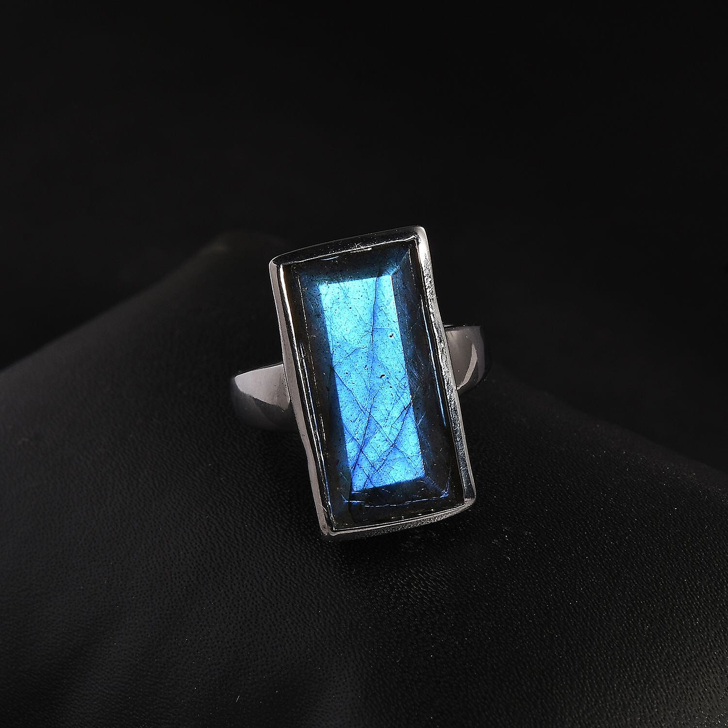 Malagasy Labradorite 11.20 ctw Ring In Stainless Steel (Size 8.0)
