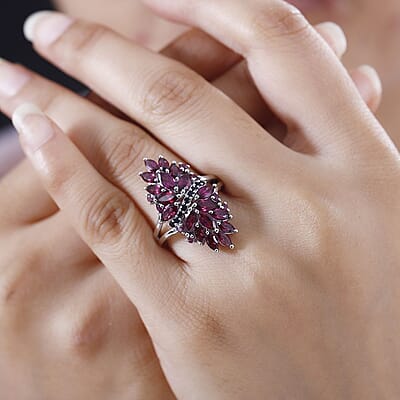 Orissa Rhodolite Garnet and Thai Black Spinel Mums Flower Ring in Rhodium Over Sterling Silver (Size 5.0) 4.65 ctw