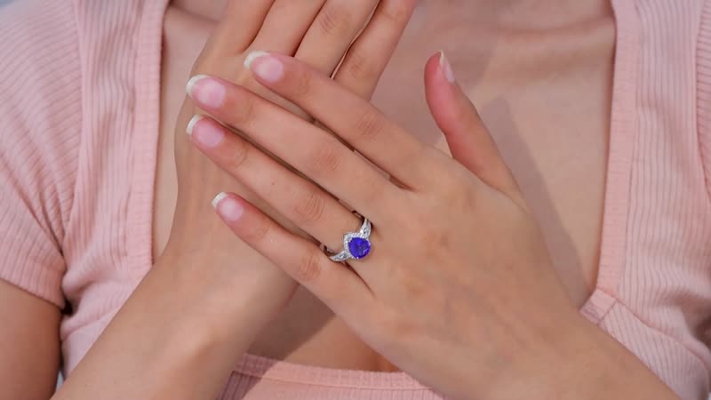 Certified and appraied  Rhapsody 950 Platinum AAAA Tanzanite and E-F VS Diamond Ring (Size 9.0) 7 Grams 3.00 ctw