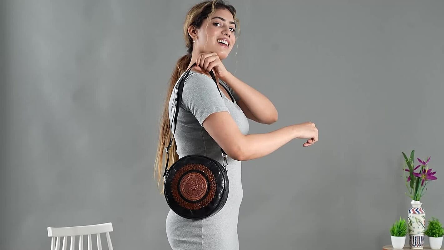 "100% Genuine leather weaving round croosbody bag SIZE: 7(L)x2.4(W)x7(H)Inches  COLOR: Black"