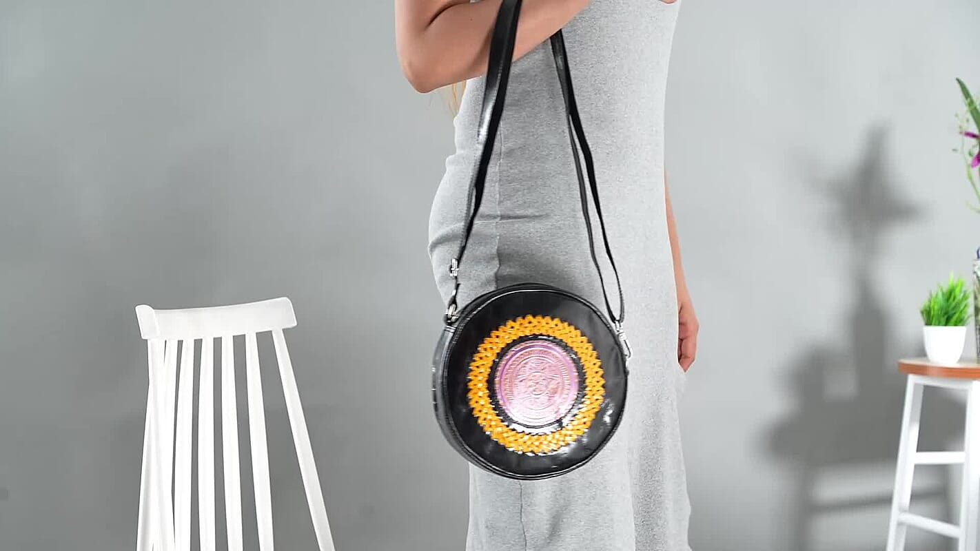 "100% Genuine leather weaving round croosbody bag SIZE: 7(L)x2.4(W)x7(H)Inches  COLOR: Black"