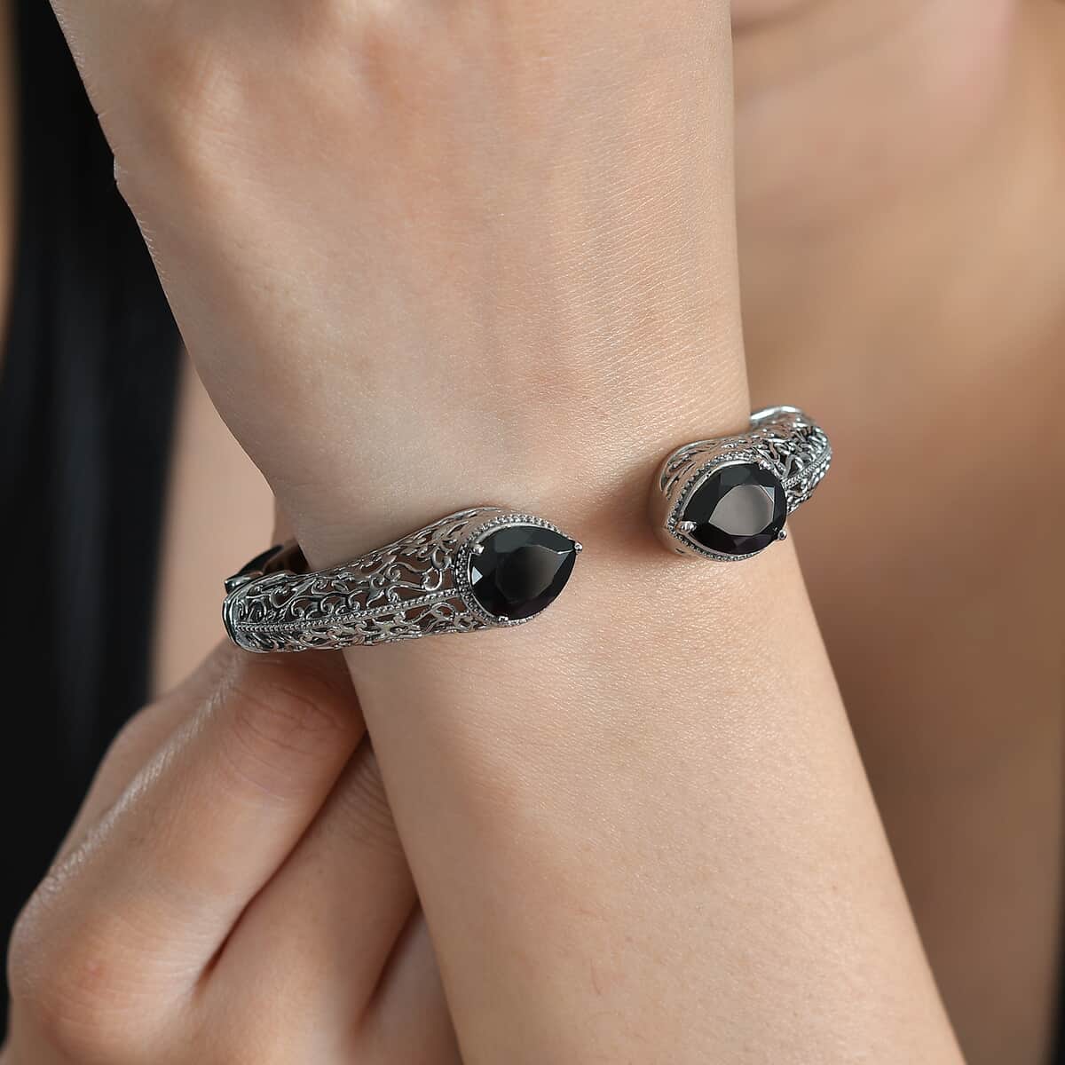 Thai Black Spinel 11.10 ctw Cuff Bracelet in Stainless Steel (6.50 In) image number 2