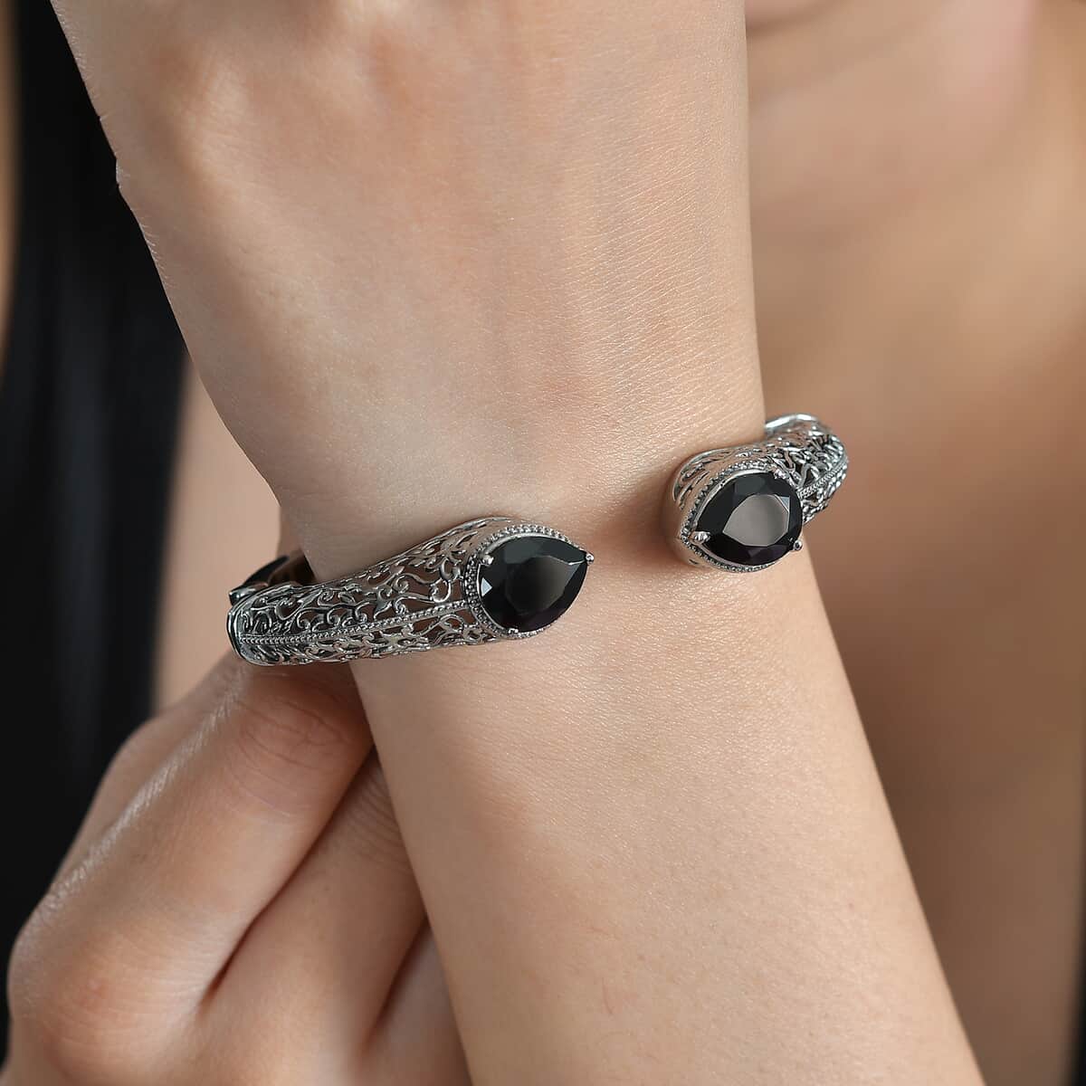 Thai Black Spinel 11.10 ctw Cuff Bracelet in Stainless Steel (7.25 In) image number 2