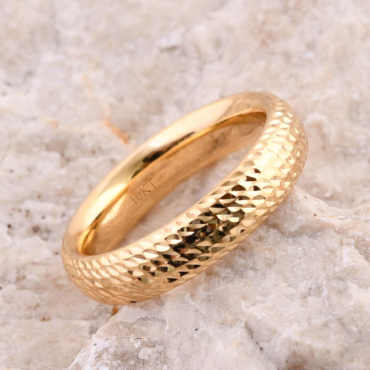 Diamond-cut Band Ring in 10K Yellow Gold (Size 5.0) 1.75 Grams image number 1