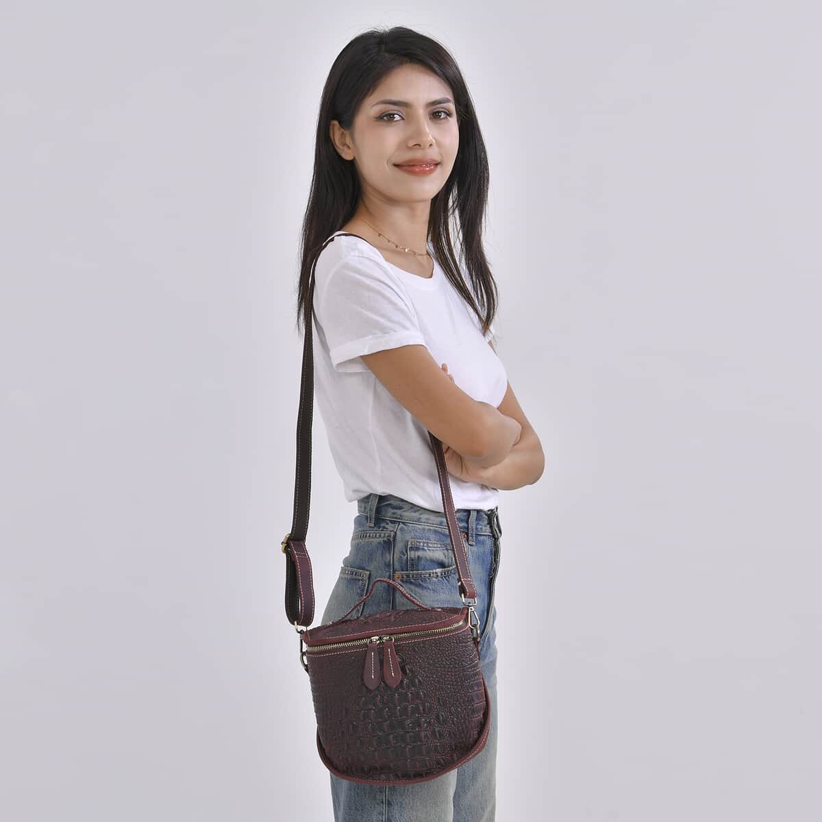 Italy Retro Noble Collection Burgundy Crocodile Embossed Genuine Leather Crossbody Bag with Shoulder Strap image number 1