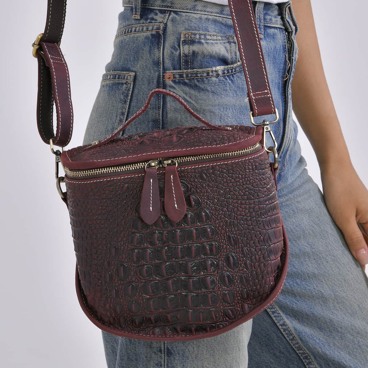 Italy Retro Noble Collection Burgundy Crocodile Embossed Genuine Leather Crossbody Bag with Shoulder Strap image number 2