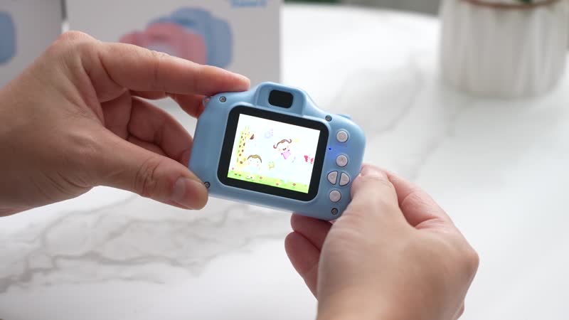 2 Inches Screen Camera Toy - Blue (Video, Game, 800W Pixels (5.2"x3.0"x2.1") (Rechargeable 400mAh Battery Powered by USB Cable)