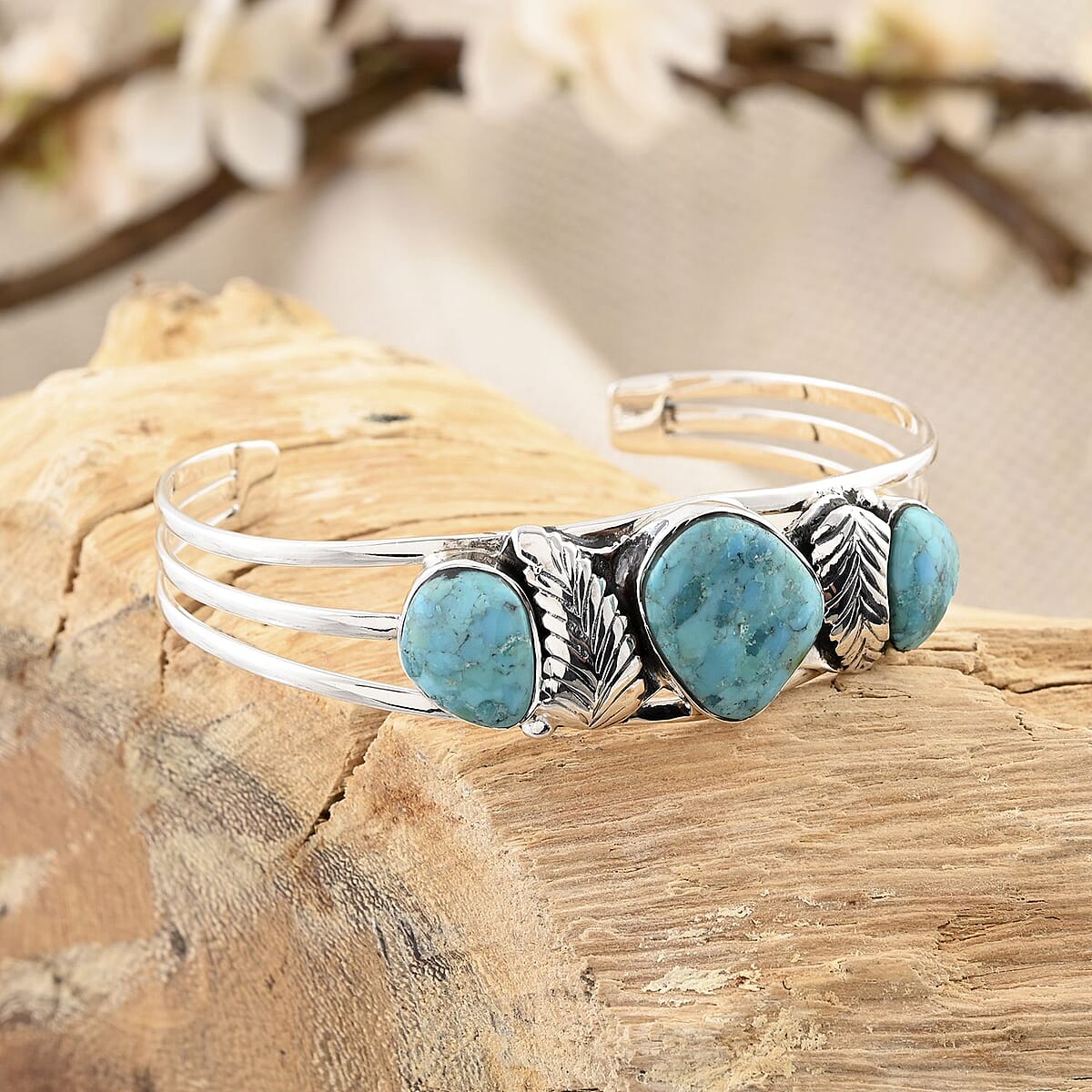 Santa Fe Style Kingman Turquoise Cuff Bracelet in Sterling Silver (7.00 In) 25.00 ctw image number 1
