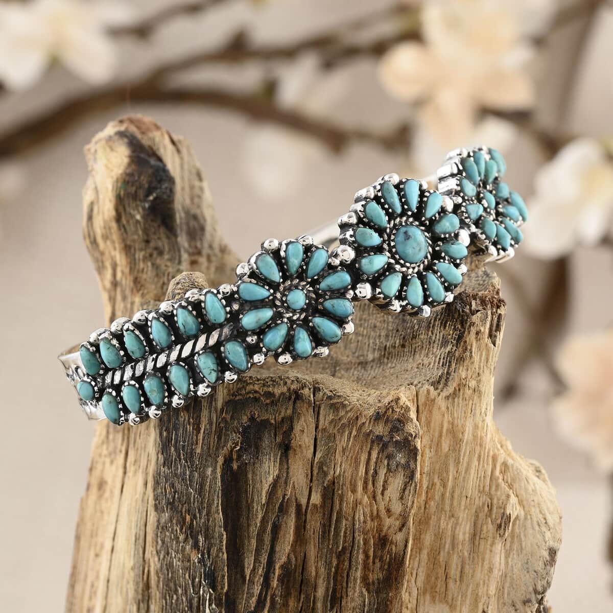 Santa Fe Style Kingman Turquoise Bracelet in Sterling Silver (6.50 In) 8.10 ctw image number 1