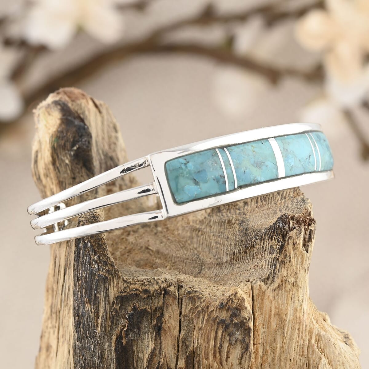 Santa Fe Style Kingman Turquoise Cuff Bracelet in Sterling Silver (6.50 In) 4.00 ctw image number 1