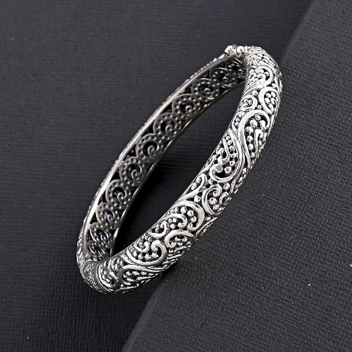Bali Legacy Sterling Silver Paisley Pattern Bangle Bracelet (7.25 in) 36 Grams image number 1
