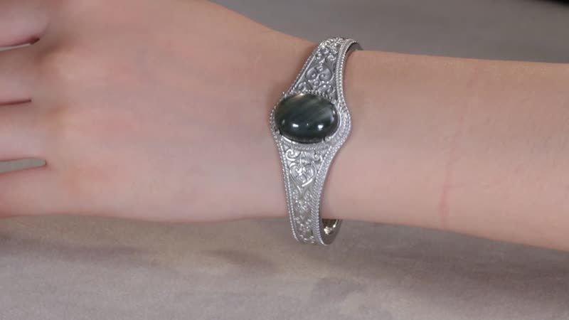 Malagasy Labradorite 17.25 ctw Cuff Bracelet in Stainless Steel (6.50 In)