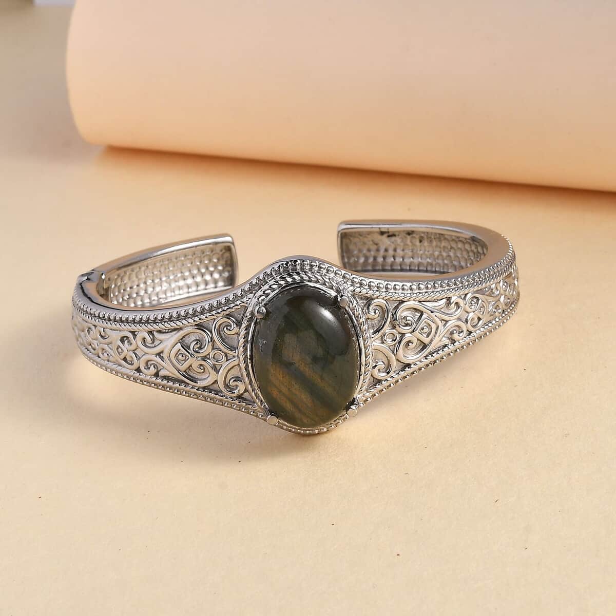 Malagasy Labradorite 17.25 ctw Cuff Bracelet in Stainless Steel (6.50 In) image number 1