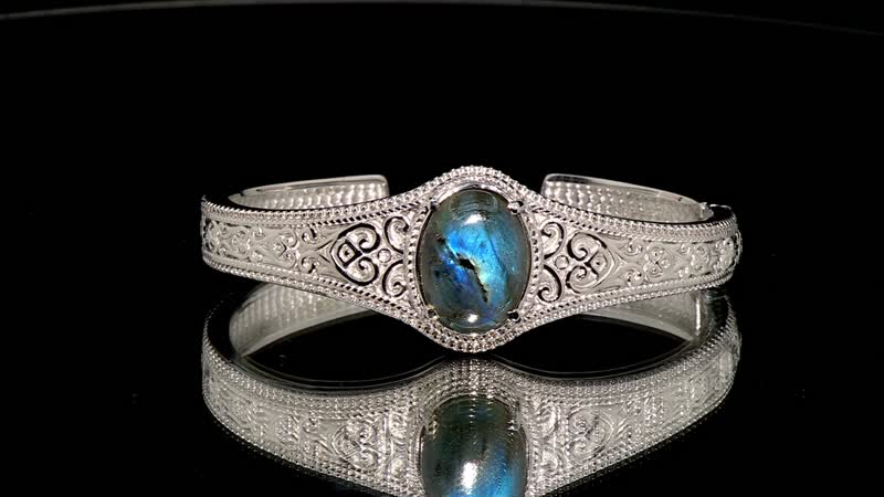 Malagasy Labradorite 17.25 ctw Cuff Bracelet in Stainless Steel (6.50 In)