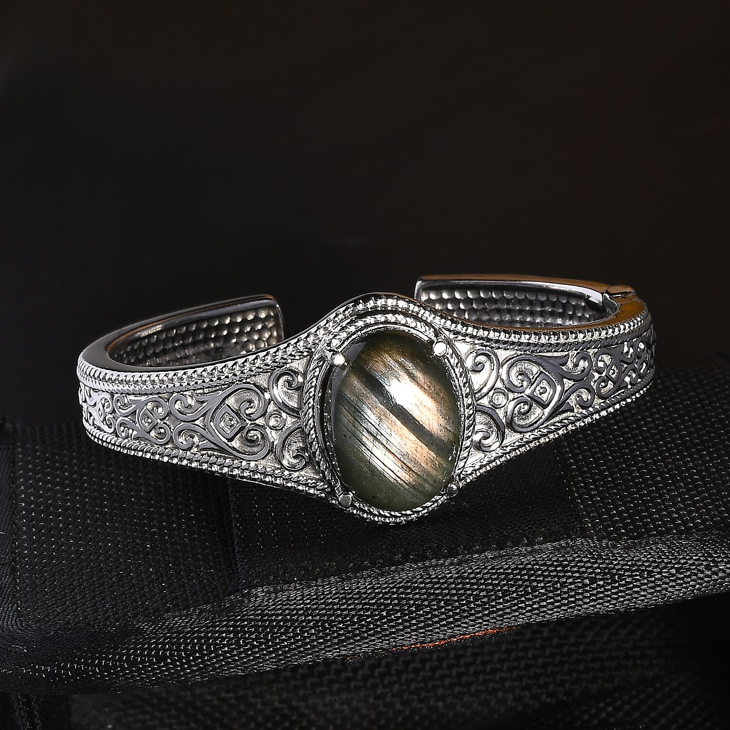 Malagasy Labradorite 17.25 ctw Cuff Bracelet in Stainless Steel (6.50 In)