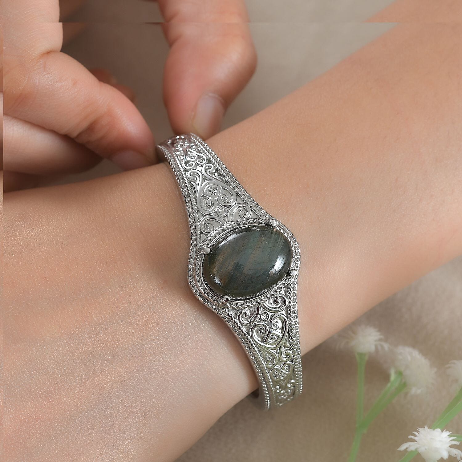 Malagasy Labradorite 17.25 ctw Cuff Bracelet in Stainless Steel (6.50 In)