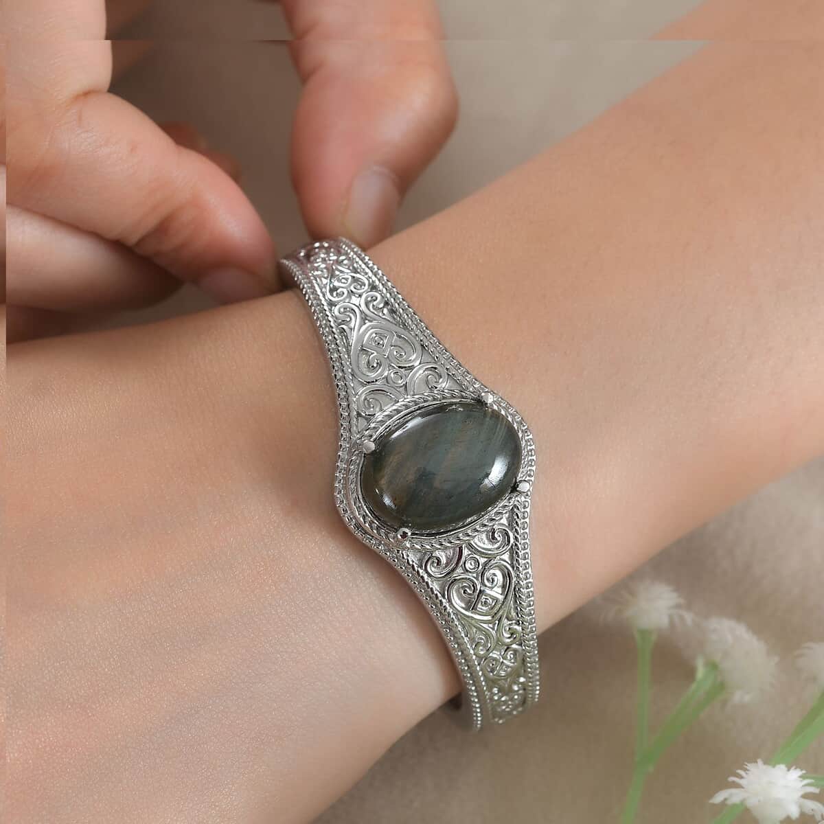 Malagasy Labradorite 17.25 ctw Cuff Bracelet in Stainless Steel (6.50 In) image number 3