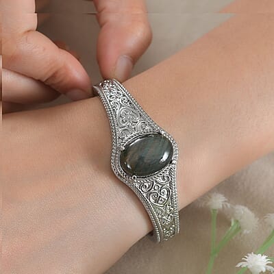 Malagasy Labradorite 17.25 ctw Cuff Bracelet in Stainless Steel (6.50 In)