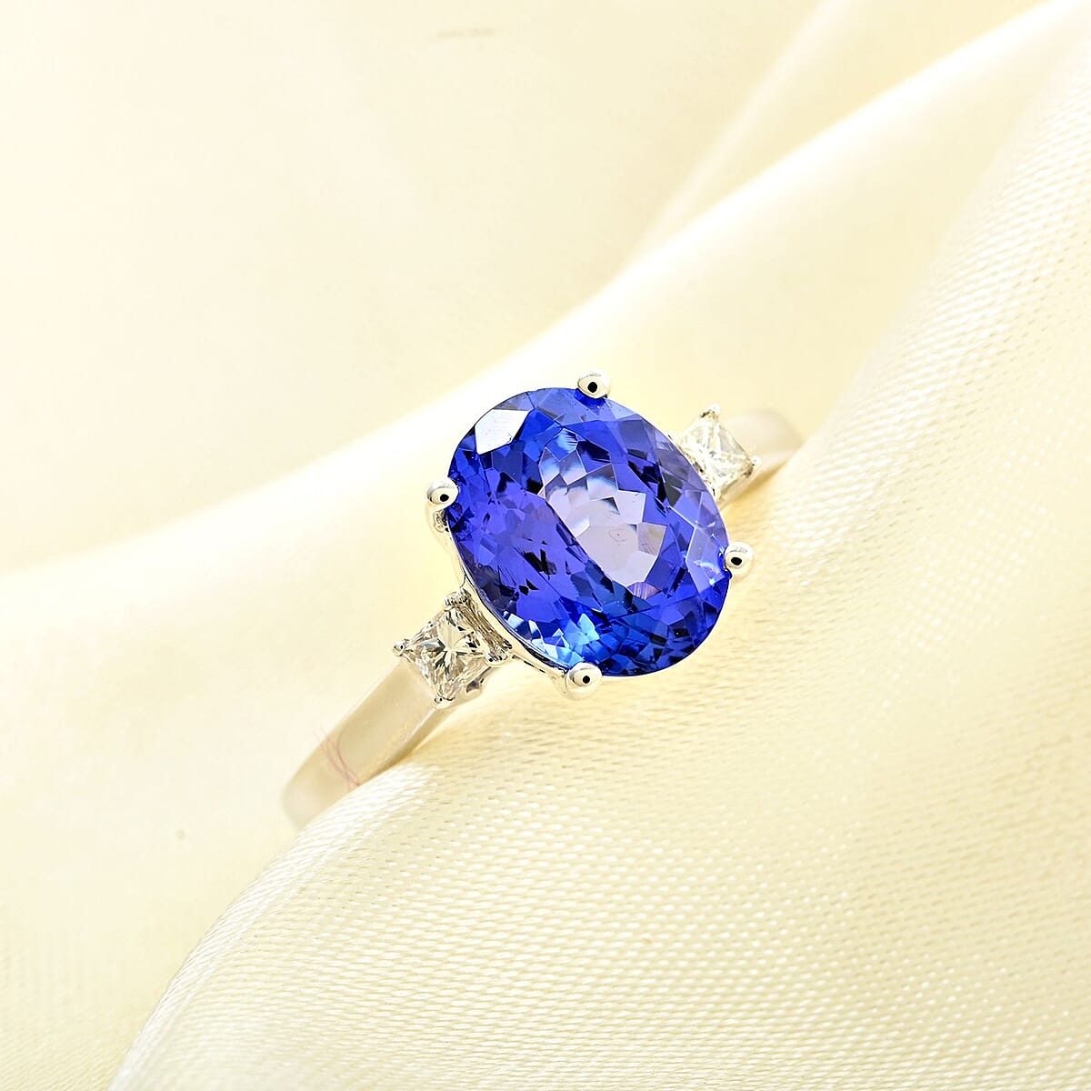 Certified & Appraised Luxoro AAA Tanzanite and G-H I2 Diamond 2.50 ctw Ring in 14K White Gold (Size 7.0) image number 1