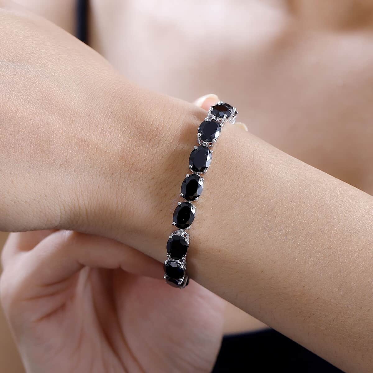 Thai Black Spinel and Chrome Diopside 42.50 ctw Serpent Bracelet in Rhodium Over Sterling Silver (7.25 In) image number 2