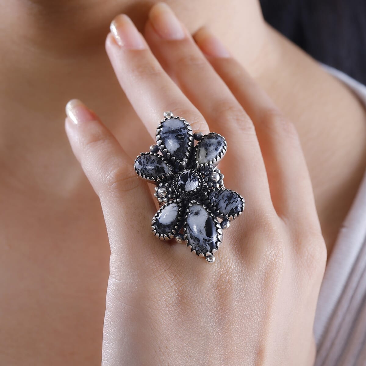 Artisan Crafted White Buffalo 21.60 ctw Floral Ring in Sterling Silver (Size 9.0) image number 2