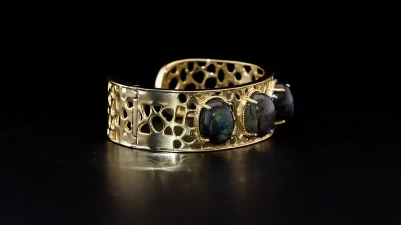 Malagasy Labradorite 31.00 ctw Bangle Bracelet in 14K YG Over Copper (6.50 In)