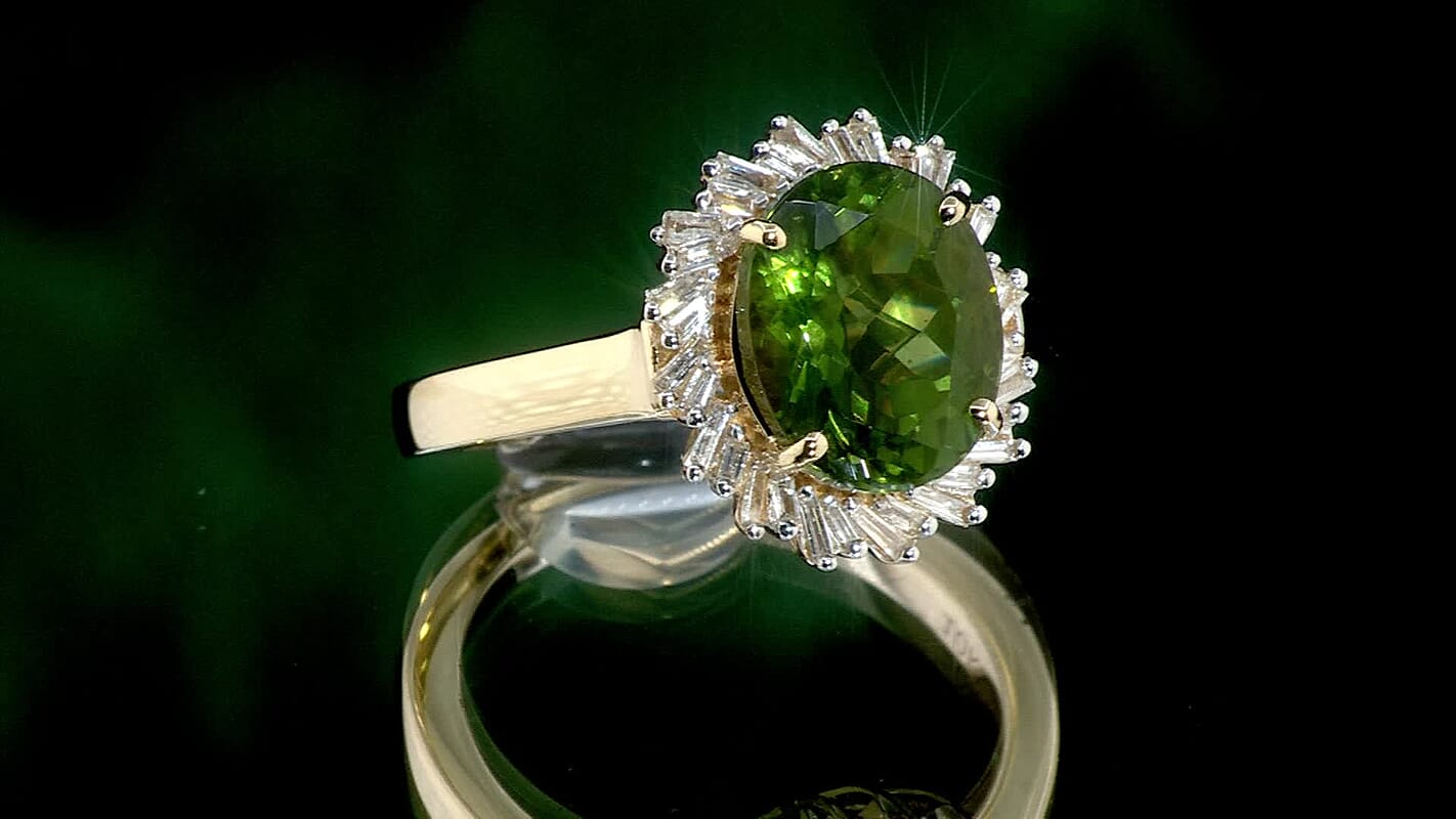 Luxoro 10K Yellow Gold Premium Madagascar Green Apatite, Diamond (G-H, I2) (0.25 cts) Ring (Size 8.0) (4.30 g) 3.15 ctw