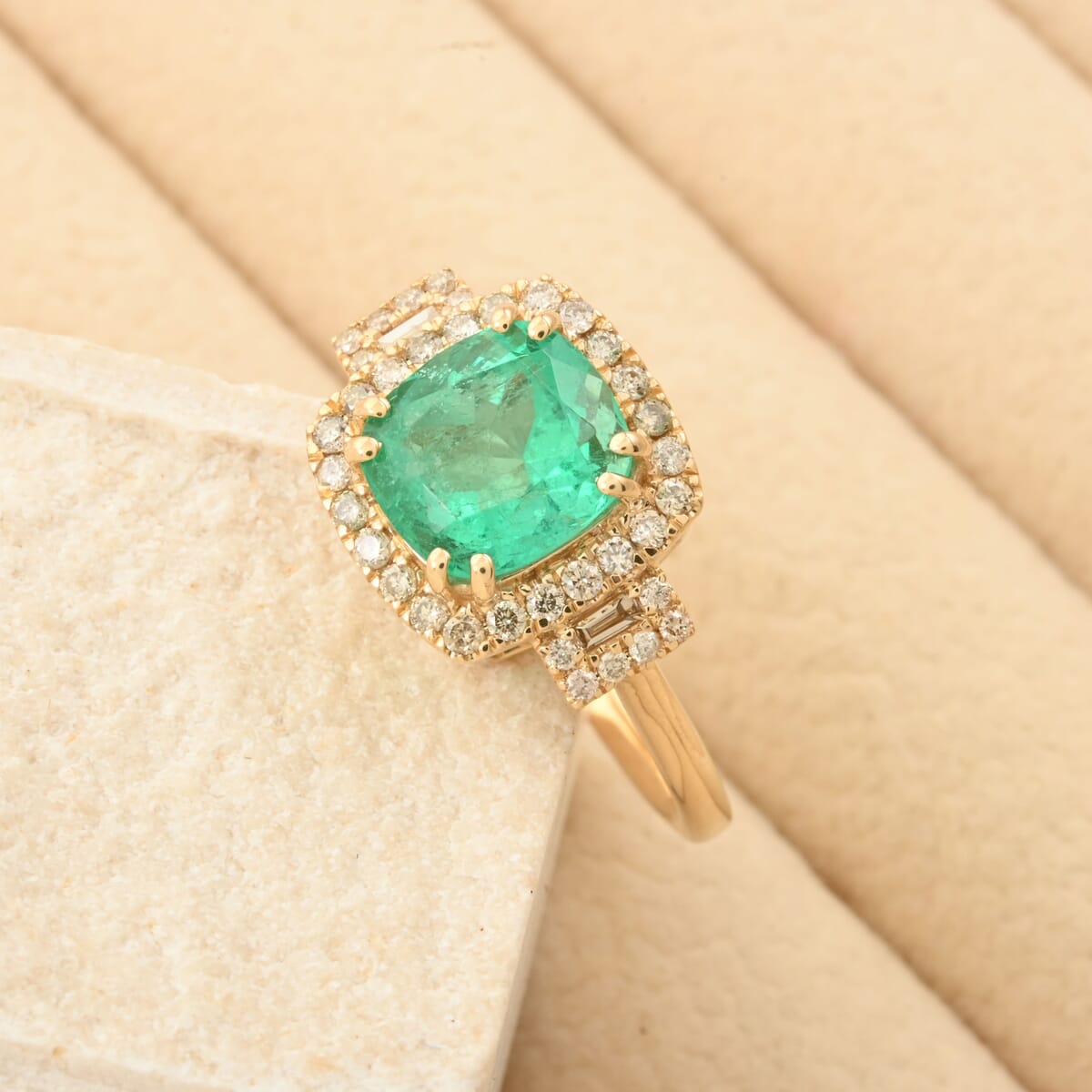 Certified & Appraised Luxoro AAA Boyaca Colombian Emerald and I2 Diamond 2.00 ctw Ring in 14K Yellow Gold (Size 9.0) image number 1
