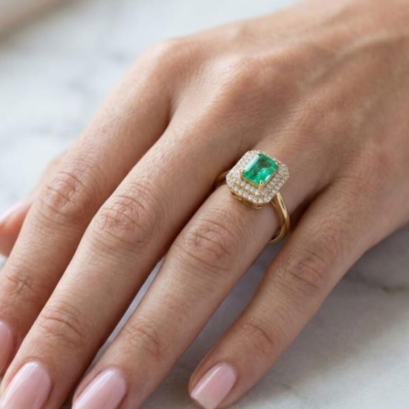 Certified & Appraised Luxoro AAA Boyaca Colombian Emerald and I2 Diamond 1.65 ctw Ring in 14K Yellow Gold (Size 10.0) 4.27 Grams