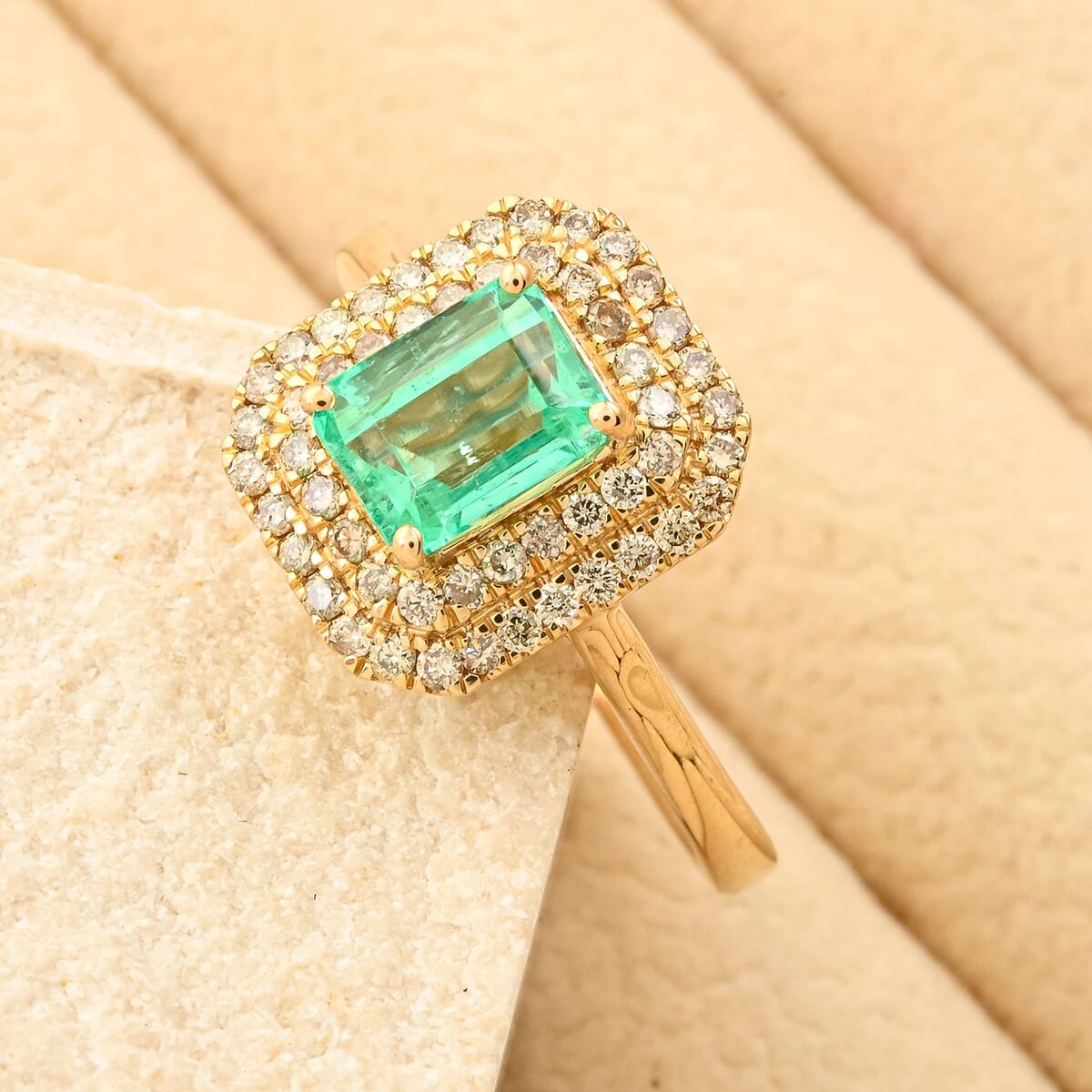Certified & Appraised Luxoro AAA Boyaca Colombian Emerald and I2 Diamond 1.65 ctw Ring in 14K Yellow Gold (Size 7.0) 4.27 Grams image number 1