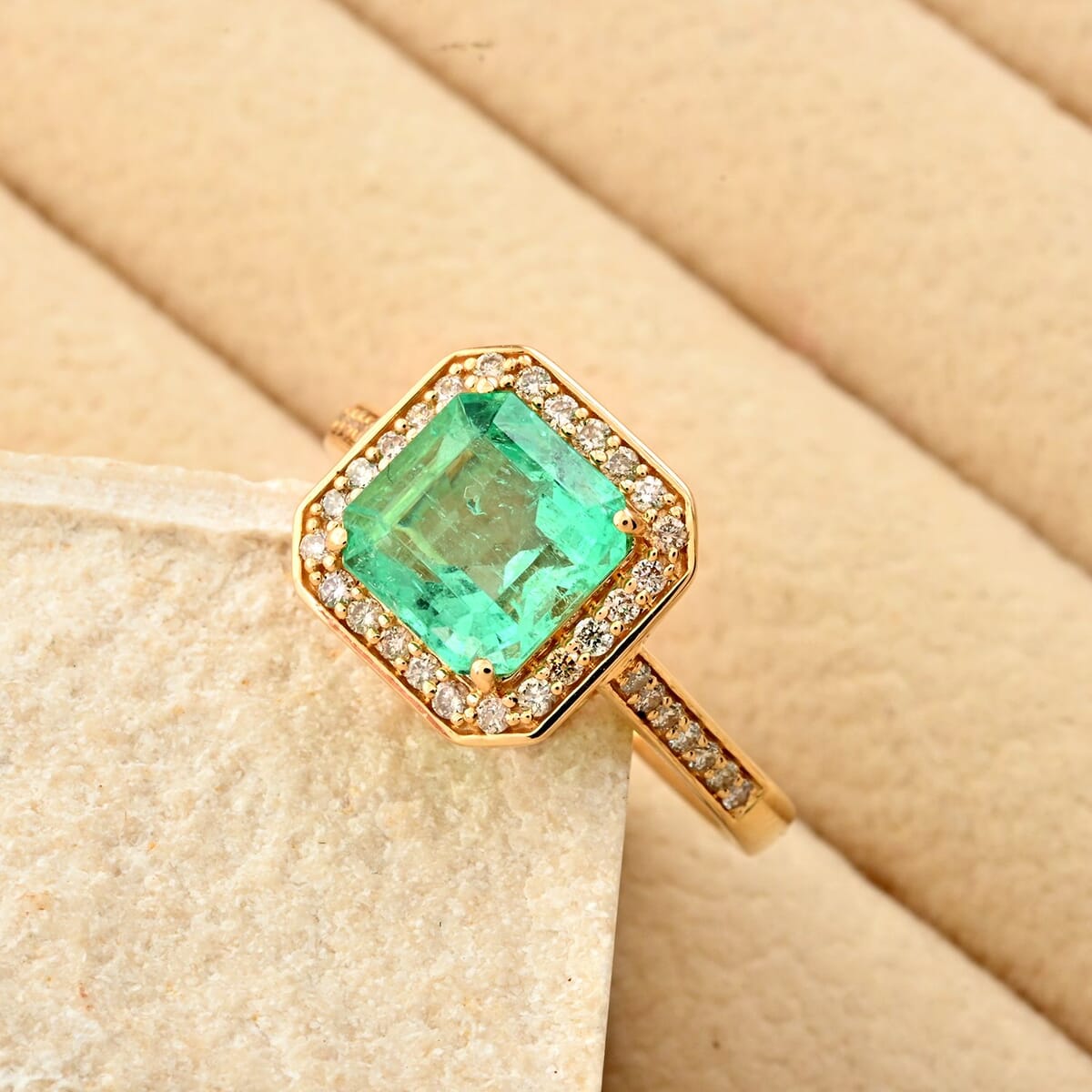 Certified & Appraised Luxoro AAA Boyaca Colombian Emerald and I2 Diamond 2.15 ctw Ring in 14K Yellow Gold (Size 6.0) image number 1