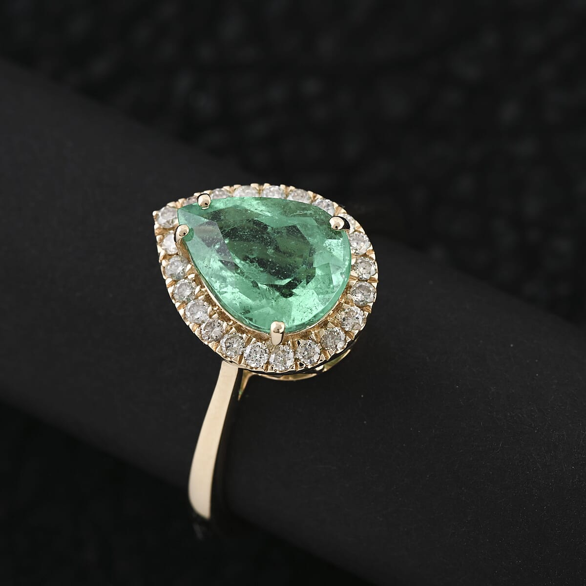 Certified & Appraised Luxoro AAA Boyaca Colombian Emerald and I2 Diamond 2.35 ctw Ring in 14K Yellow Gold (Size 6.0) image number 1