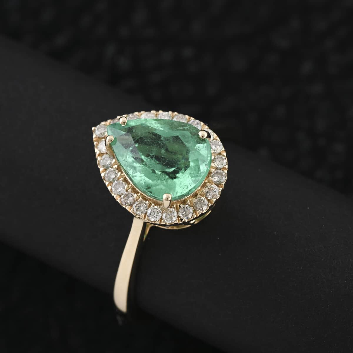 Certified & Appraised Luxoro AAA Boyaca Colombian Emerald and I2 Diamond 2.35 ctw Ring in 14K Yellow Gold (Size 7.0) image number 1