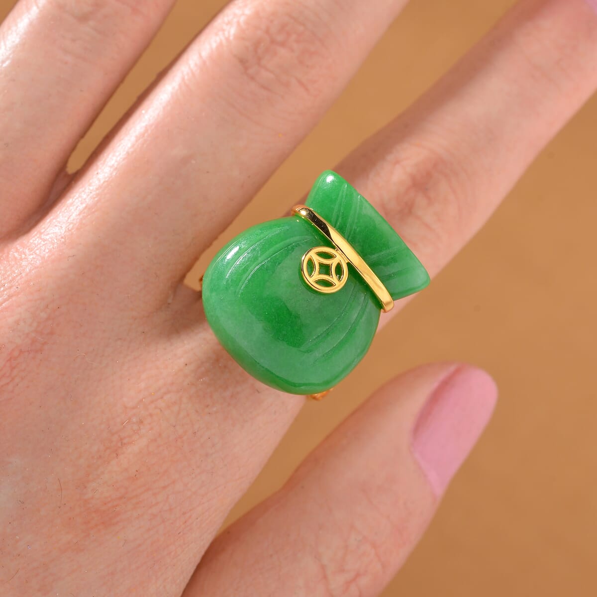 Green Jade (D) 42.00 ctw Carved Tied Money Bag Ring in 18K Vermeil Yellow Gold Over Sterling Silver (Size 7.0) image number 1