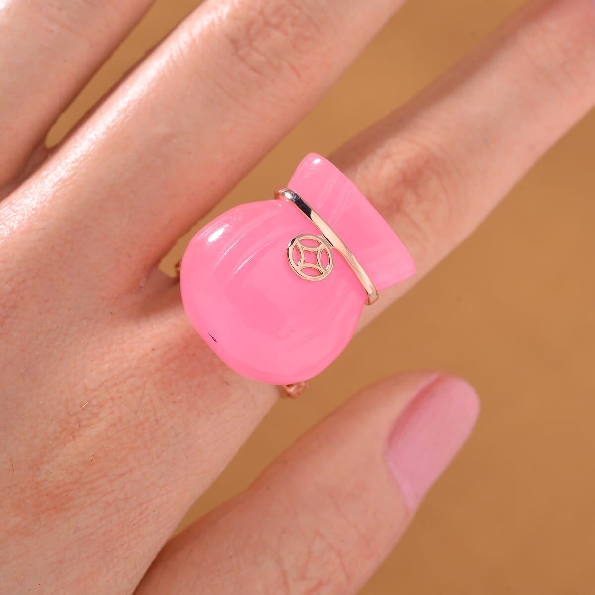 Pink Jade (D) 42.00 ctw Carved Tied Money Bag Ring in 18K Vermeil Rose Gold Over Sterling Silver (Size 6.0) image number 1