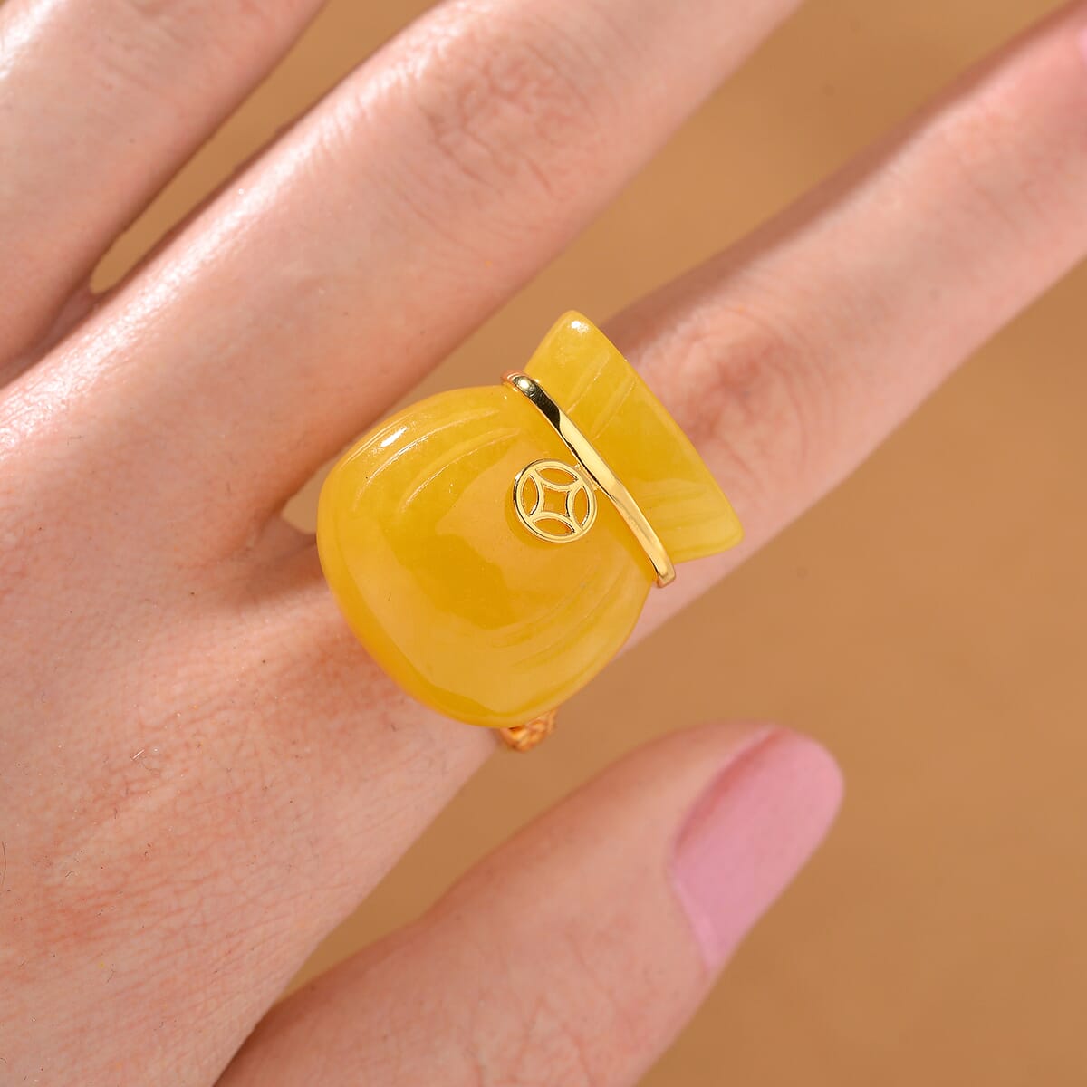 Honey Jade (D) 42.00 ctw Carved Tied Money Bag Ring in 18K Vermeil Yellow Gold Over Sterling Silver (Size 10.0) image number 1