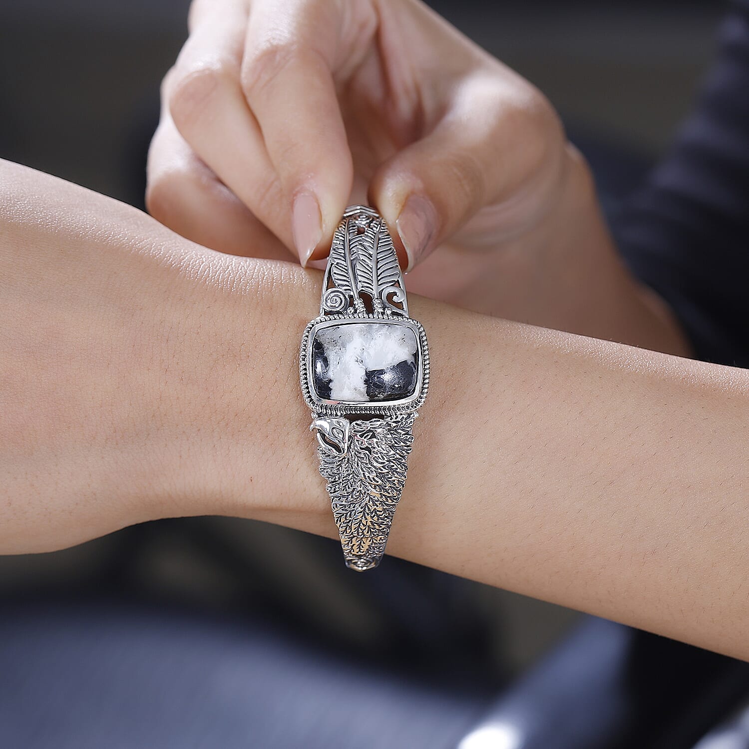 D'Joy Artisan Crafted White Buffalo 19.60 ctw Eagle and Feather Cuff Bracelet in Black Oxidized Sterling Silver (7.25 In)