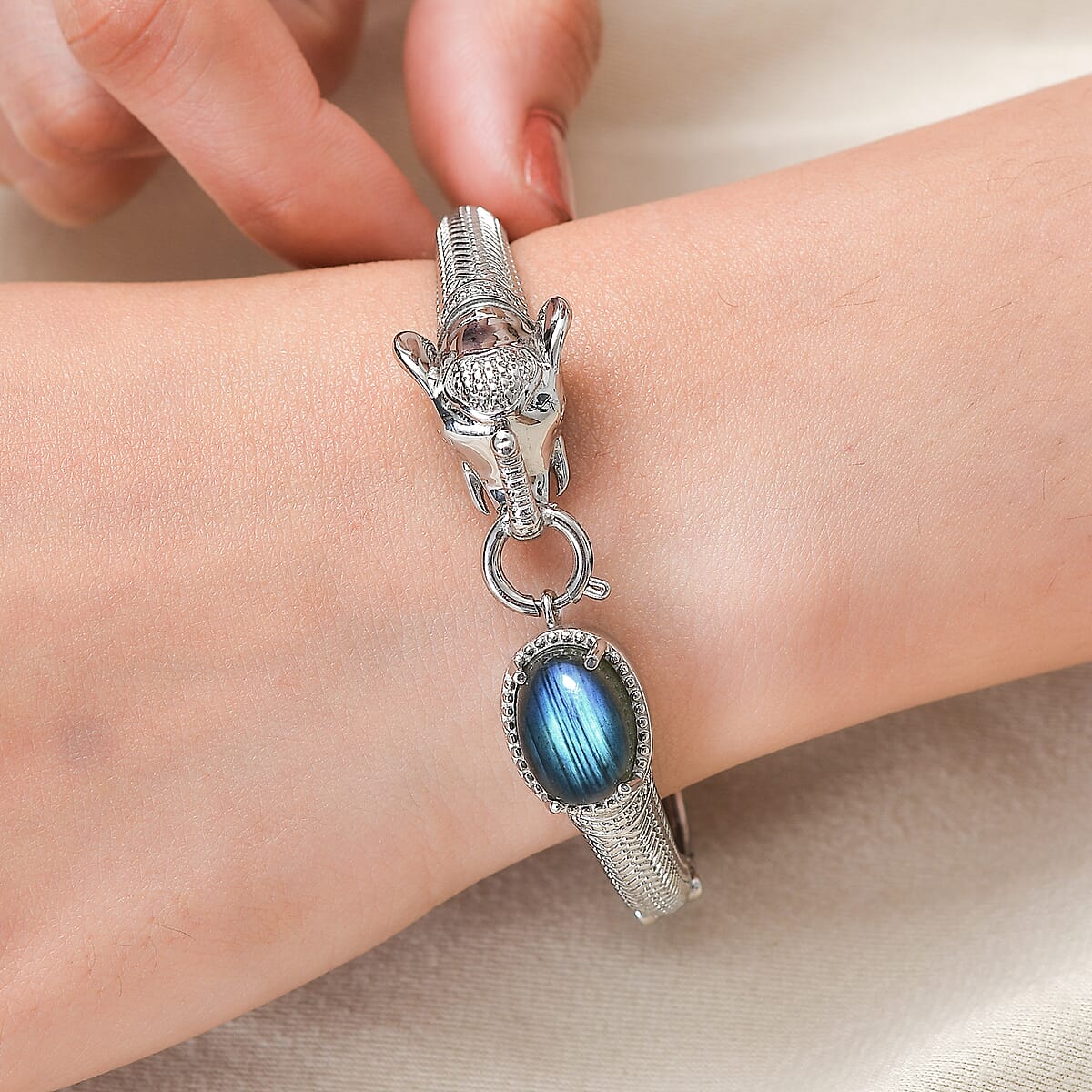 Malagasy Labradorite 7.10 ctw Bangle Bracelet in Stainless Steel (7.25 In) image number 3