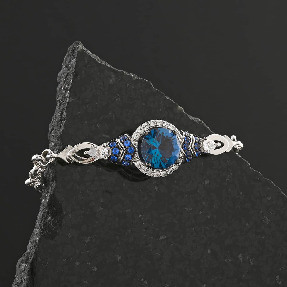 London Blue Topaz, Simulated Blue and White Diamond Bracelet in Silvertone (8.00 In) 2.75 ctw image number 1