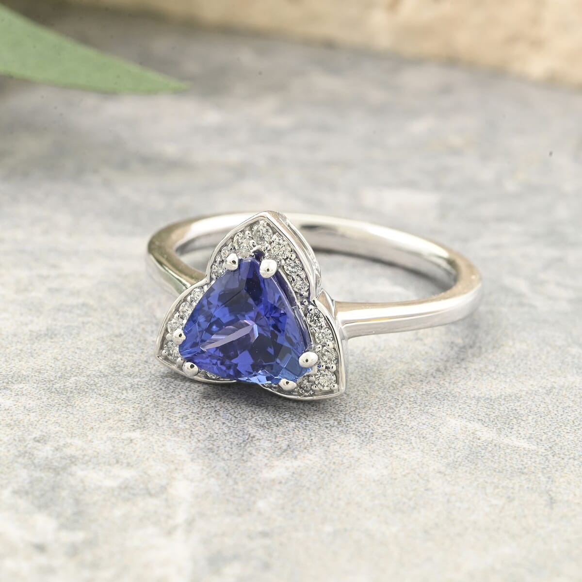 Certified & Appraised Rhapsody AAAA Tanzanite and E-F VS Diamond 1.50 ctw Ring in 950 Platinum (Size 7.0) 5.85 Grams image number 1