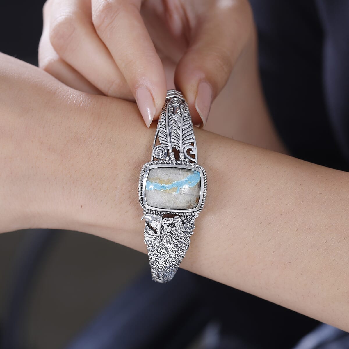 Artisan Crafted Royston Ribbon Turquoise 16.85 ctw Eagle and Feather Cuff Bracelet in Black Oxidized Sterling Silver (7.25 In) image number 2