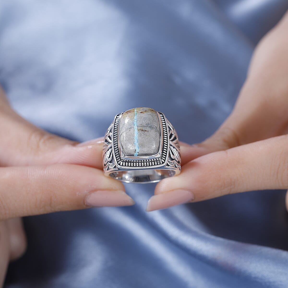 D'Joy Artisan Crafted Royston Ribbon Turquoise 10.00 ctw Feather Men's Ring in Black Oxidized Sterling Silver (Size 9.0) image number 2