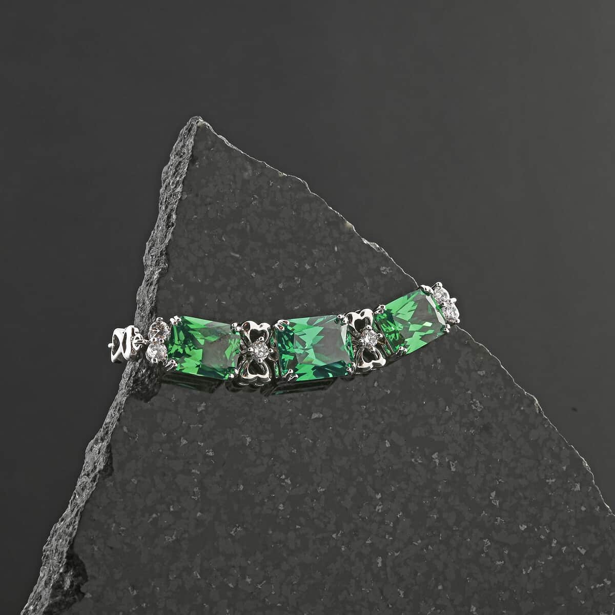 Simulated Emerald and Simulated Diamond 12.50 ctw Bracelet in Silvertone (8.00 In) image number 1